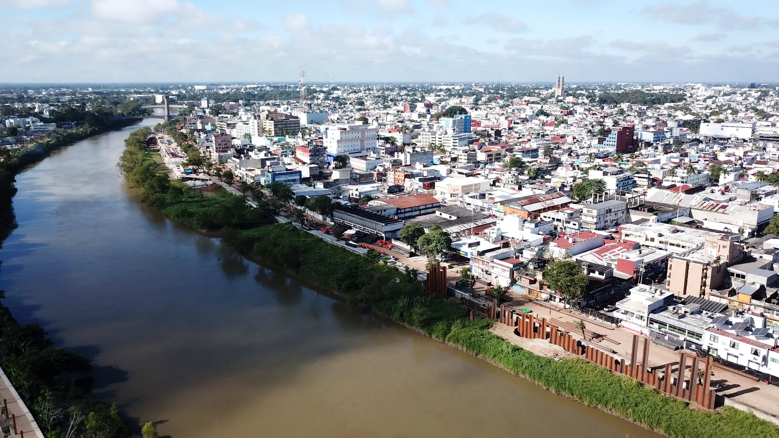 Malecón, vista aérea del río Grijalva y la ciudad