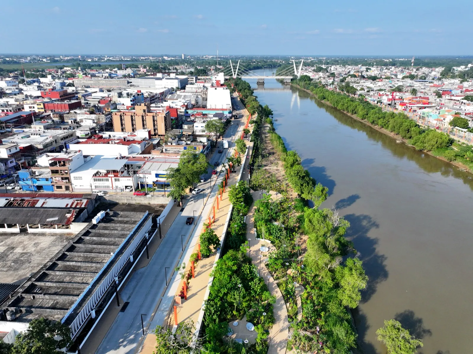 Obras diversas, foto 16: vista aérea con el puente sobre el río Grijalva